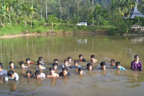 Berendam di sungai merupakan salah satu kegiatan Kemah Keakraban Mahasiswa